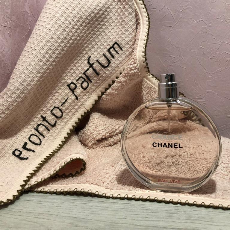 Цветочный пикантный аромат, пронизанный бодрящими нотами грейпфрута и красного апельсина.