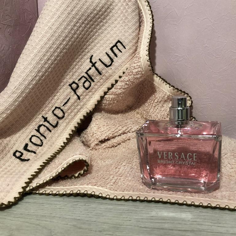 Для женщины, которой понравится окутывающая дымка аромата с деликатными нотками яркого и сочного граната, "ледяной свежести" и сверкающего юзу.