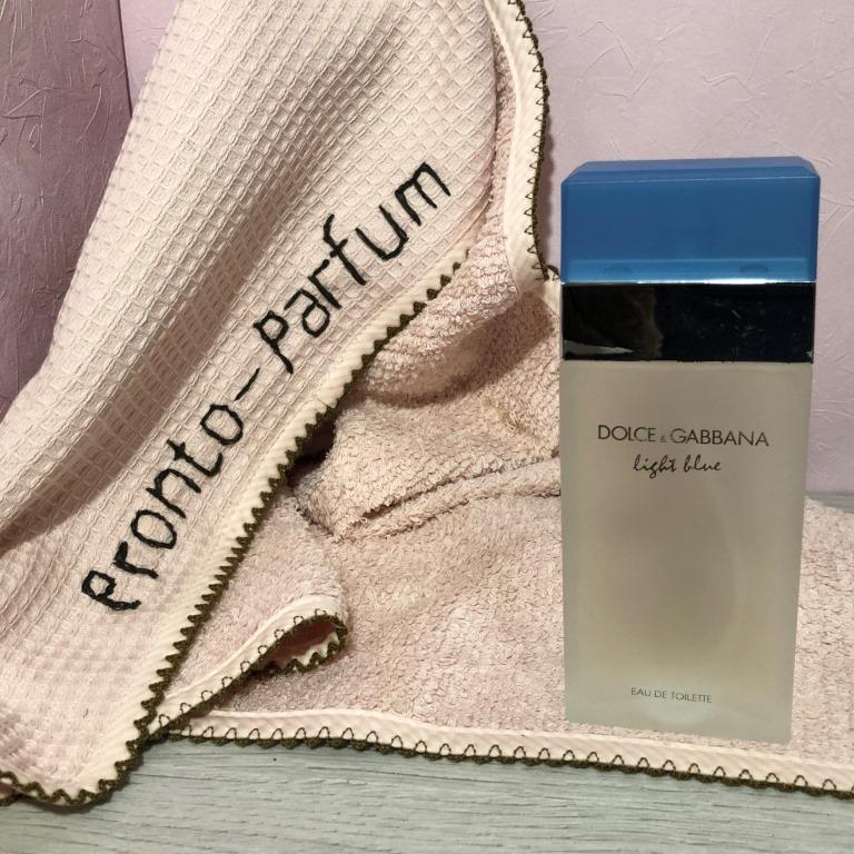 Light Blue - это парфюмерная аллегория жаркого солнца, моря и чувственности Средиземноморья. Этот фруктово-цветочный аромат напоминает о жарких солнечных днях и бесконечных незабываемых ночах.