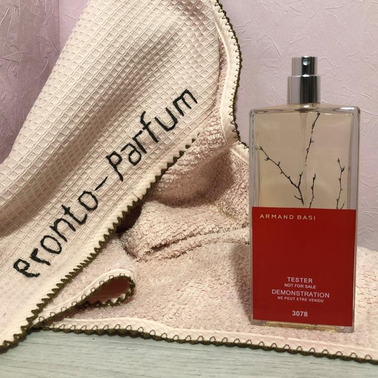 Парфюмерная композиция состоит из нот листьев фиалки, жасмина, бергамота, мандарина, кардамона, имбиря, мускуса, розы, древесного мха и ландыша.