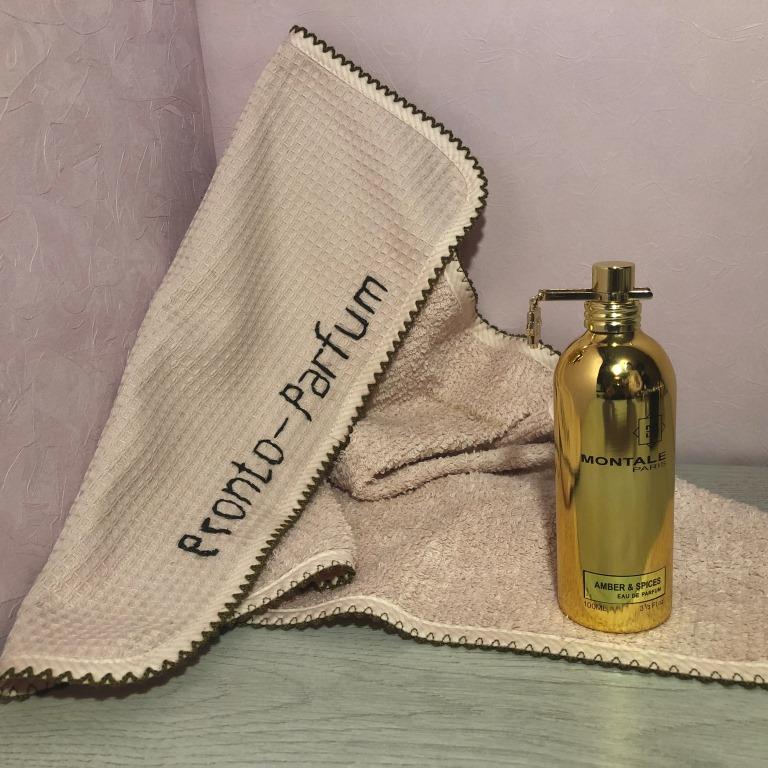 Парфюмерная композиция аромата состоит из нот мускатного ореха, розы, сандала, древесиной уда, амброй и черного дерева. Парфюм относится к группе древесных ароматов для мужчин и женщин.