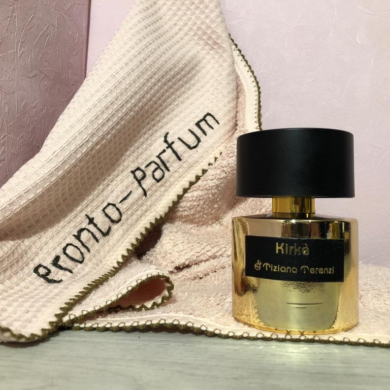 Мелодия фруктового шипрового парфюма начинает раскрываться необычным сочетанием нот, среди которых можно уловить песок, персик, лист черной смородины, малину, грушу, маракуйю. 