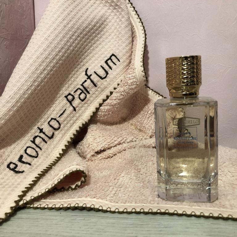 Fleur Narcotique — древесно-цветочный аромат 2014 года от парфюмерного бренда Ex Nihilo. Наркотический цветок обладаем притягивающими, пьянящими нотами, окруженными магическими чарами. Начинается аромат с легких нот освежающего, терпкого бергамота. 