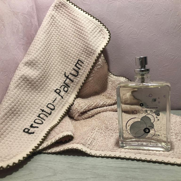 Аромат содержит одну молекулу. В Escentric 01 можно ощутить также легкую примесь розового перца и зеленого лайма, бальзамических ноток и стиракса. Теплоты добавляют мускус и древесные тона.