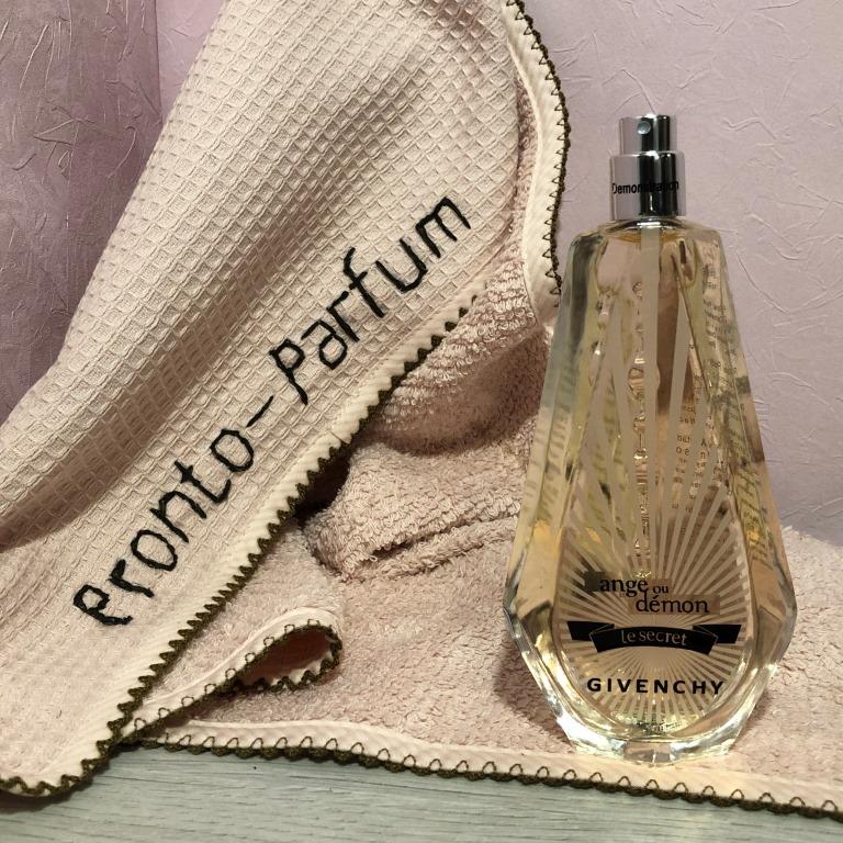 Прозрачные и лёгкие верхние ноты начинаются с яркого всплеска Итальянского Лимона и Клюквы, усиленных аккордом Листьев Зеленого Чая.