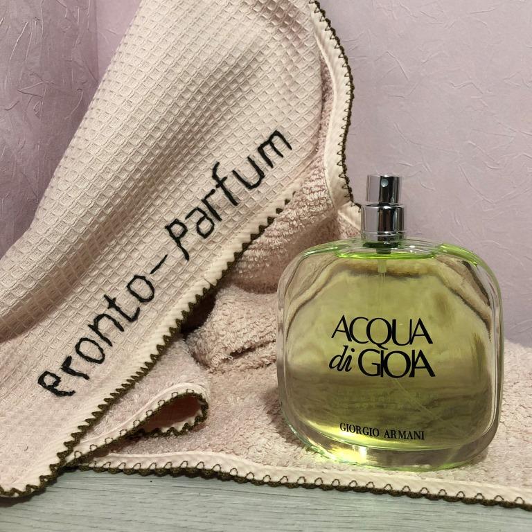 Этот изумительный аромат основан на трех парфюмерных аккордах: "растения", "вода", "земля".