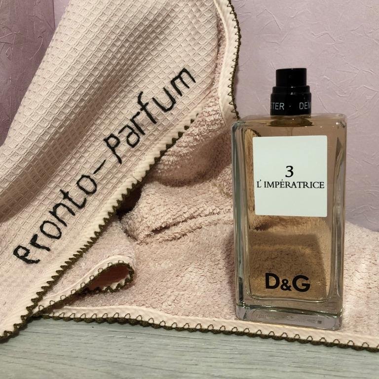 Верхние ноты, богатые сочными экзотическими фруктами, и сердце, наполненное яркими розовыми цветами, сменяются аппетитными базовыми нотами мускуса.