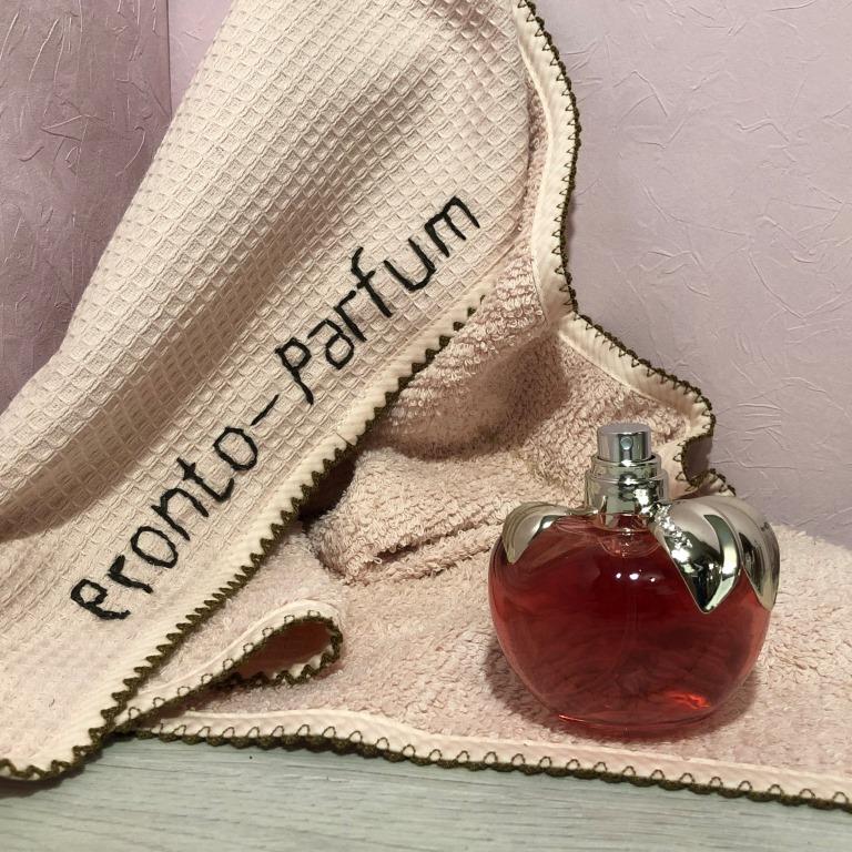 Волшебный, чарующий аромат, соединивший в себе искушение, женственность и современность. В нем чувствуется сладкая мякоть фрукта с хрустящей глазурью - аромат изысканного угощения, яблока в карамели.