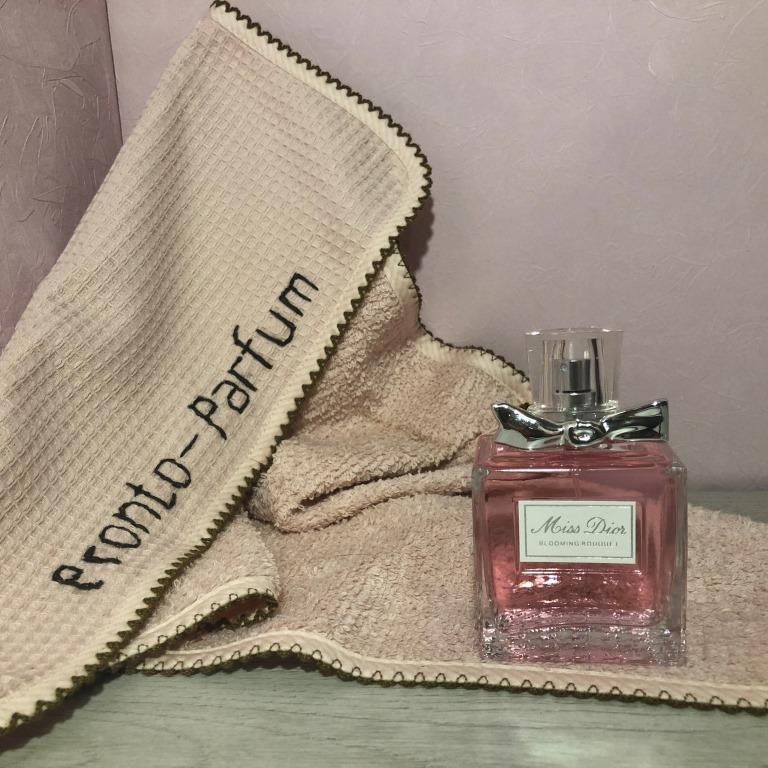 В ней нежно подчеркнуты аккорды Мандарина и Пиона, покоящиеся на бархатной базовой ноте Белого Мускуса.