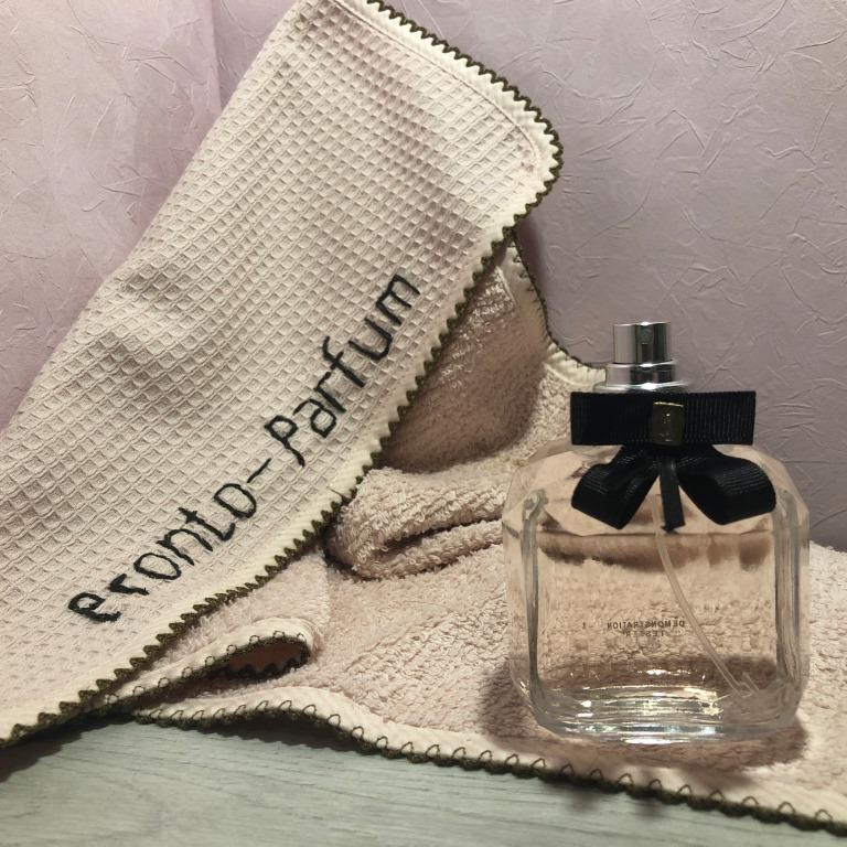  Базовые ноты аромата раскрываются эссенцией пачули из Гватемалы, которая отличается древесными амбровыми полутонами, а индонезийская версия пачули — теплыми пряными нотами.