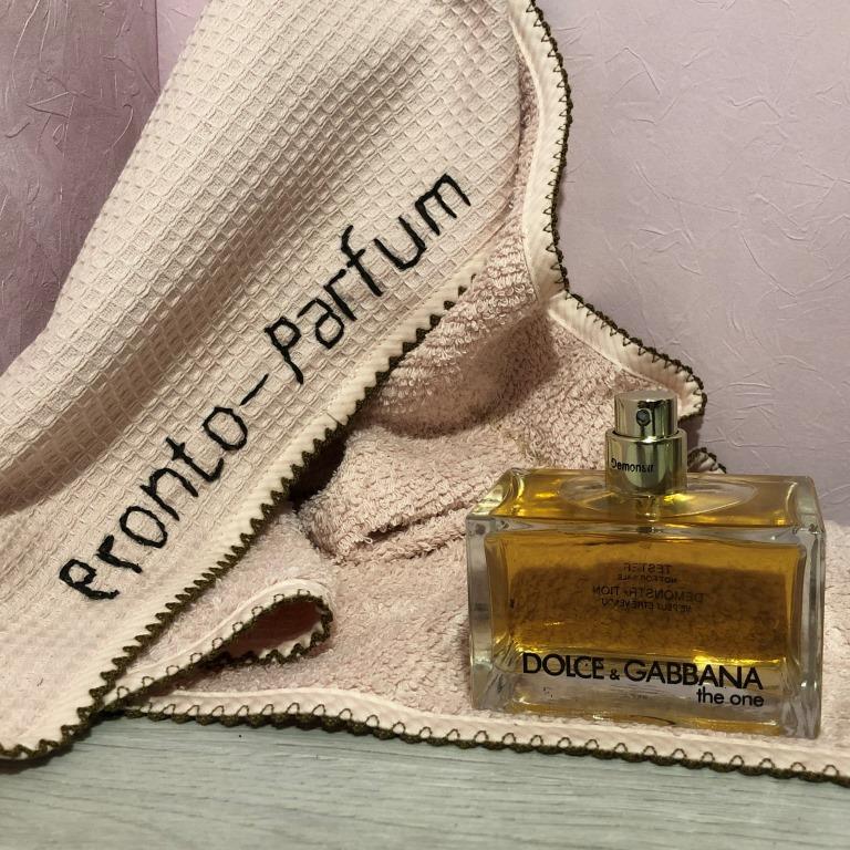 Верхние ноты сияют солнечным аккордом бергамота, мандарина, личи и персика. Страсть сердечных нот выражена женственностью и роскошью белой лилии, ландыша и жасмина