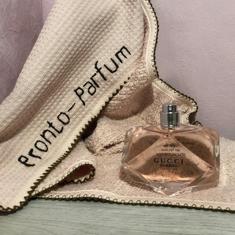 Верхние ноты сияют фруктовыми оттенками средиземноморских цитрусовых плодов, в то время как сердце, наполненное букетом белых цветов, разливается влажными от росы лепестками