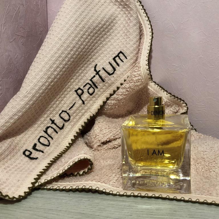 Находящийся на самом пике включает апельсин, бергамот, малину. Середину занимают магнолия, ветивер и перец. В основе лежат сандал, мускус и амбра.