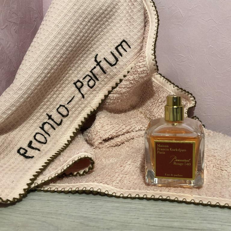 Изысканная и яркая парфюмерная вода с цветочно-амбровыми и древесными оттенками. Название Rouge 540 было выбрано не случайно, благодаря технологии производства культового красного хрусталя Baccarat