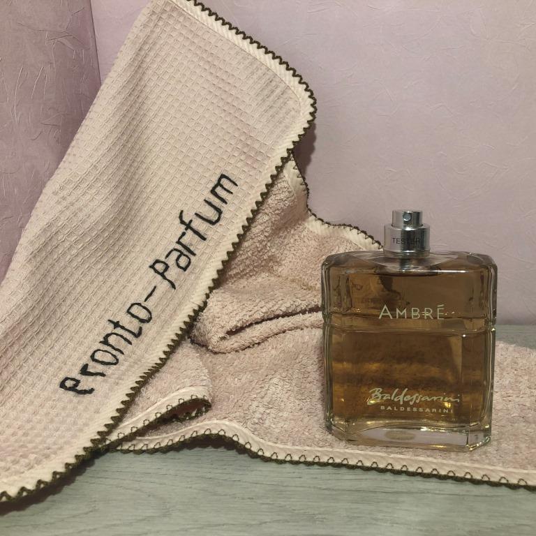 Парфюмерная композиция состоит из трех ароматических нот: Верхние ноты – прованское красное яблоко и солнечный мандарин. База – кора канадского дуба, стручковая ваниль, терпкая амбра и пряный лабданум. Финальные ноты – декоративная фиалка.