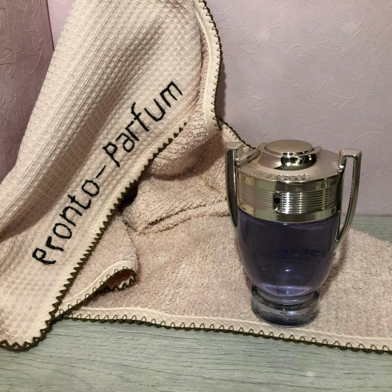 Композиция аромата включает ноты: морские ноты, амбра, грейпфрут, гуаяк, дубовый мох, жасмин, лавровый лист, пачули.