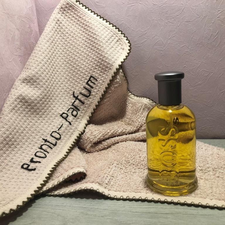 Аромат герани с едва различимым оттенком гвоздики преобладает над теплыми, пряно-цветочными сердечными нотами, уравновешивая свежую фруктовую верхнюю ноту.Верхние ноты: Слива, Дубовый мох, Яблоко, Лимон, Бергамот и Герань; ноты сердца: Махагони, Гвоздика и Корица; ноты базы: Сандал, Оливковое дерево, Ваниль, Ветивер и Белый кедр.