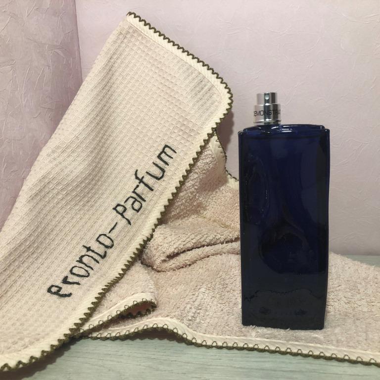 Горький апельсин (бигарадия), Грейпфрут и Цветок имбиря образуют стартовый аккорд композиции, в сердце ─ Лаванда и Ягоды можжевельника; базу составляют Ель, Кедр и Ветивер.