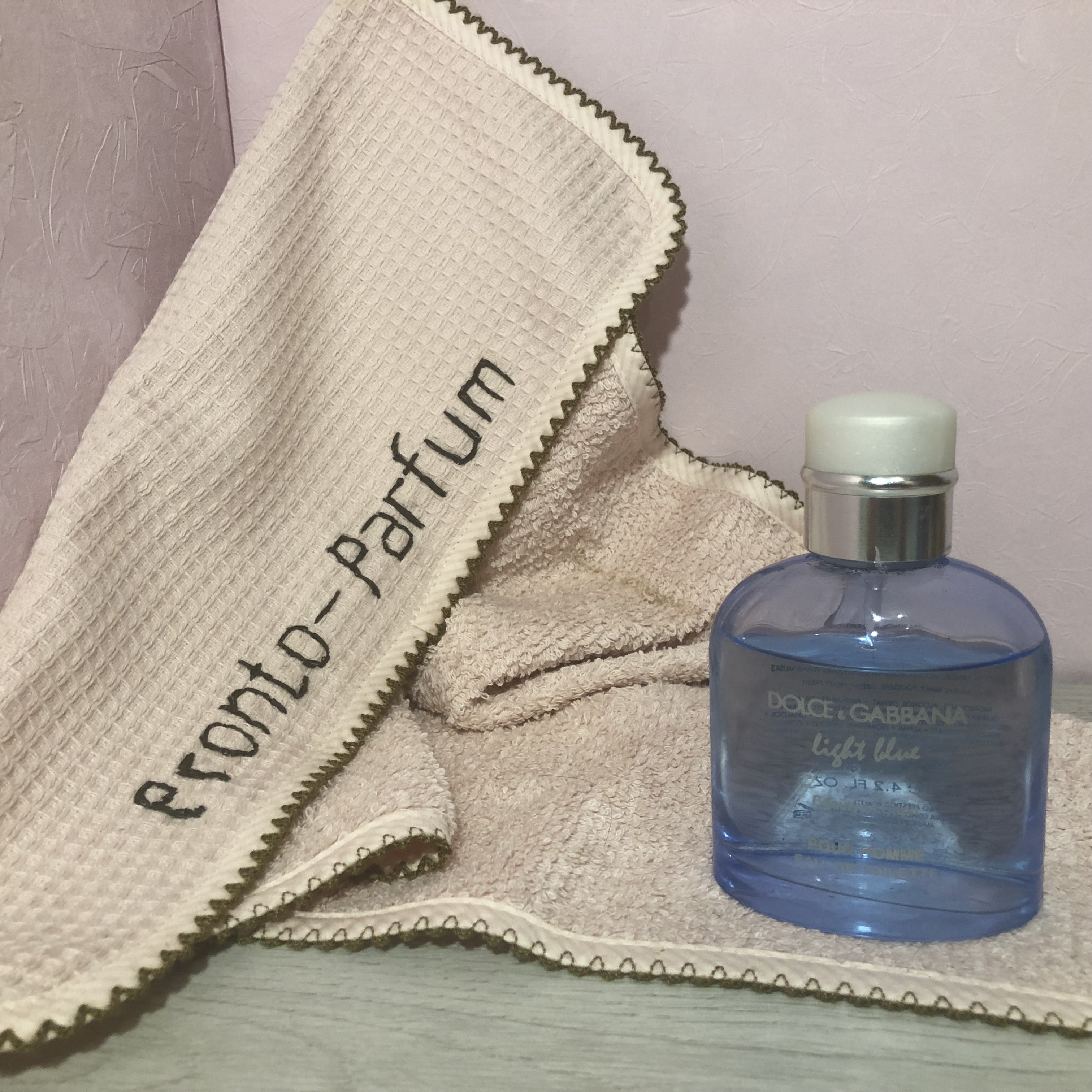 Охлажденный цитрусовый коктейль из освежающего мандарина и замороженного грейпфрута наполняет верхние ноты оттенками прохлады и элегантности. Ароматический можжевельник проникает в самое сердце соленого акватического аккорда, вызывая в воображении прозрачные синие воды Средиземного моря. 