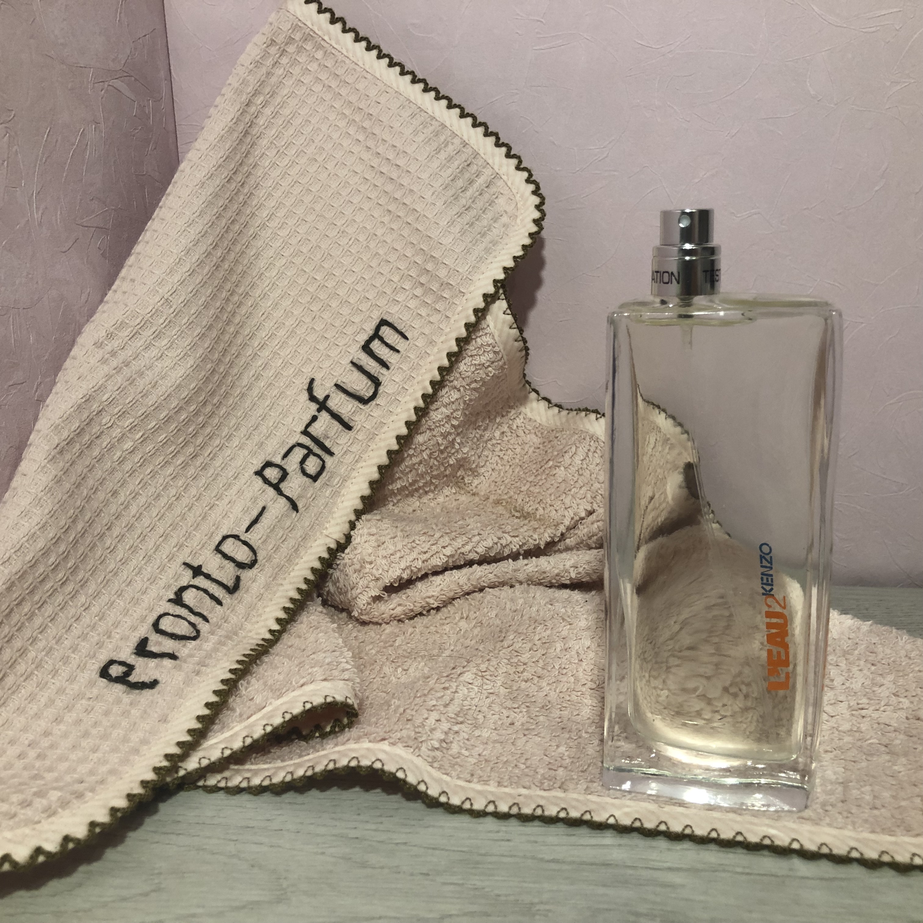 Горький апельсин (бигарадия), Грейпфрут и Цветок имбиря образуют стартовый аккорд композиции, в сердце ─ Лаванда и Ягоды можжевельника; базу составляют Ель, Кедр и Ветивер.