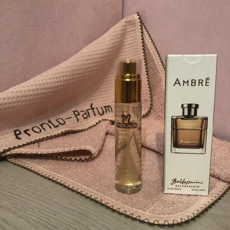  Начальные ноты: красное яблоко, мандарин. Ноты сердца: фиалка, кожаные аккорды. Базовые ноты: амбра, лабданум, дуб, ваниль. 