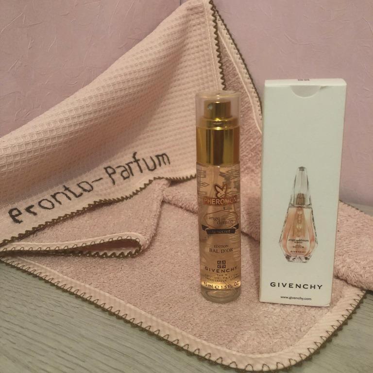 Начальные ноты: белый чай, клюква, цитрусы. Ноты сердца: гедион, пион, жасмин. Базовые ноты: пачули, белый мускус.