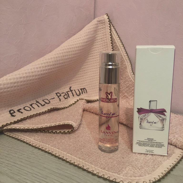 Начальные ноты: персик, белая фрезия, горький апельсин. Ноты сердца: магнолия, роза, жасмин. Базовые ноты: амбра, вирджинский кедр, мускус.