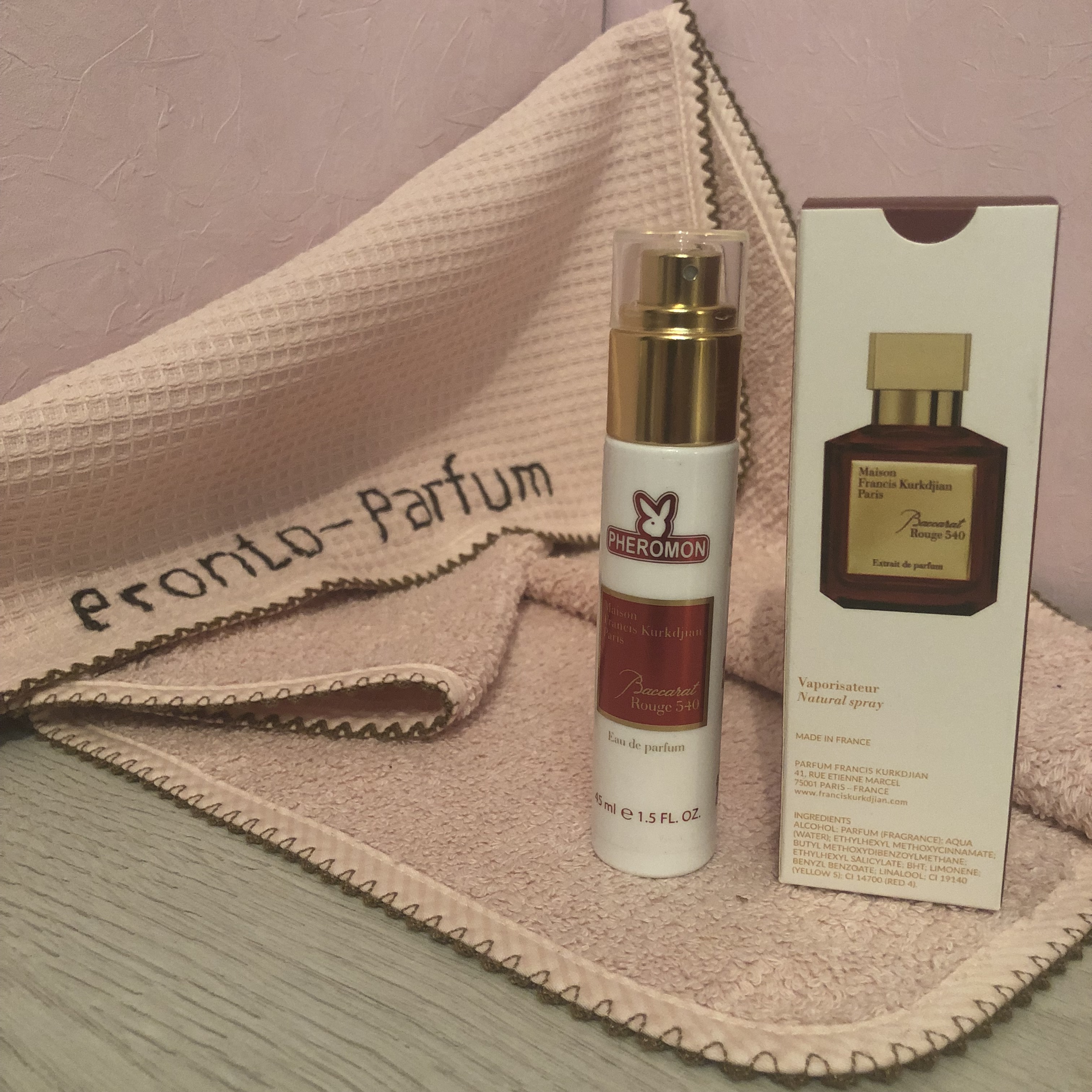 Начальные ноты: шафран, жасмин. Ноты сердца: янтарь. Базовые ноты: белый кедр, еловая смола.