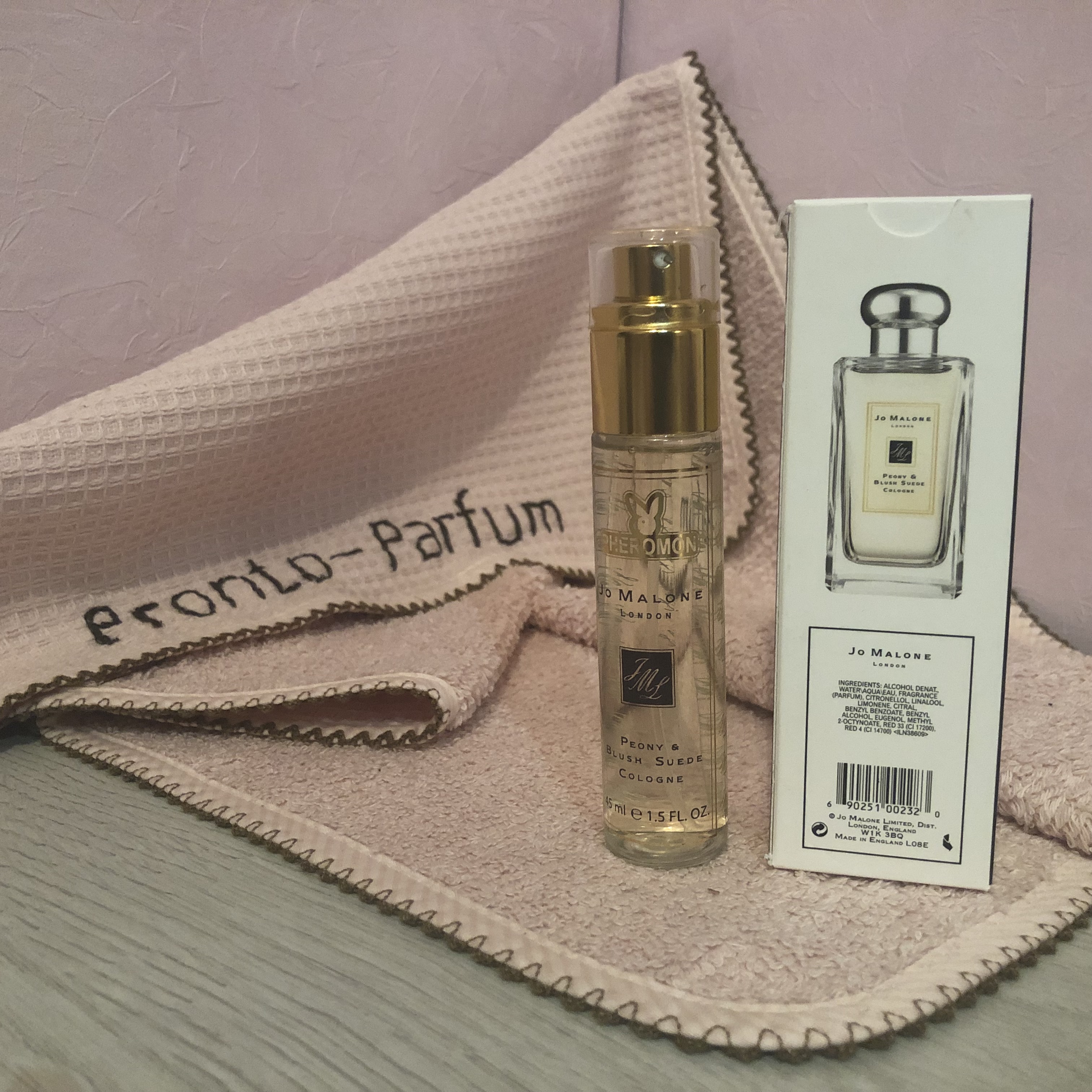 Начальные ноты: красное яблоко. Ноты сердца: жасмин, пион, роза и гвоздика. Базовые ноты: замша.ы. Ноты сердца: акация, нектарин. Базовые ноты: слива, персик, ветивер.