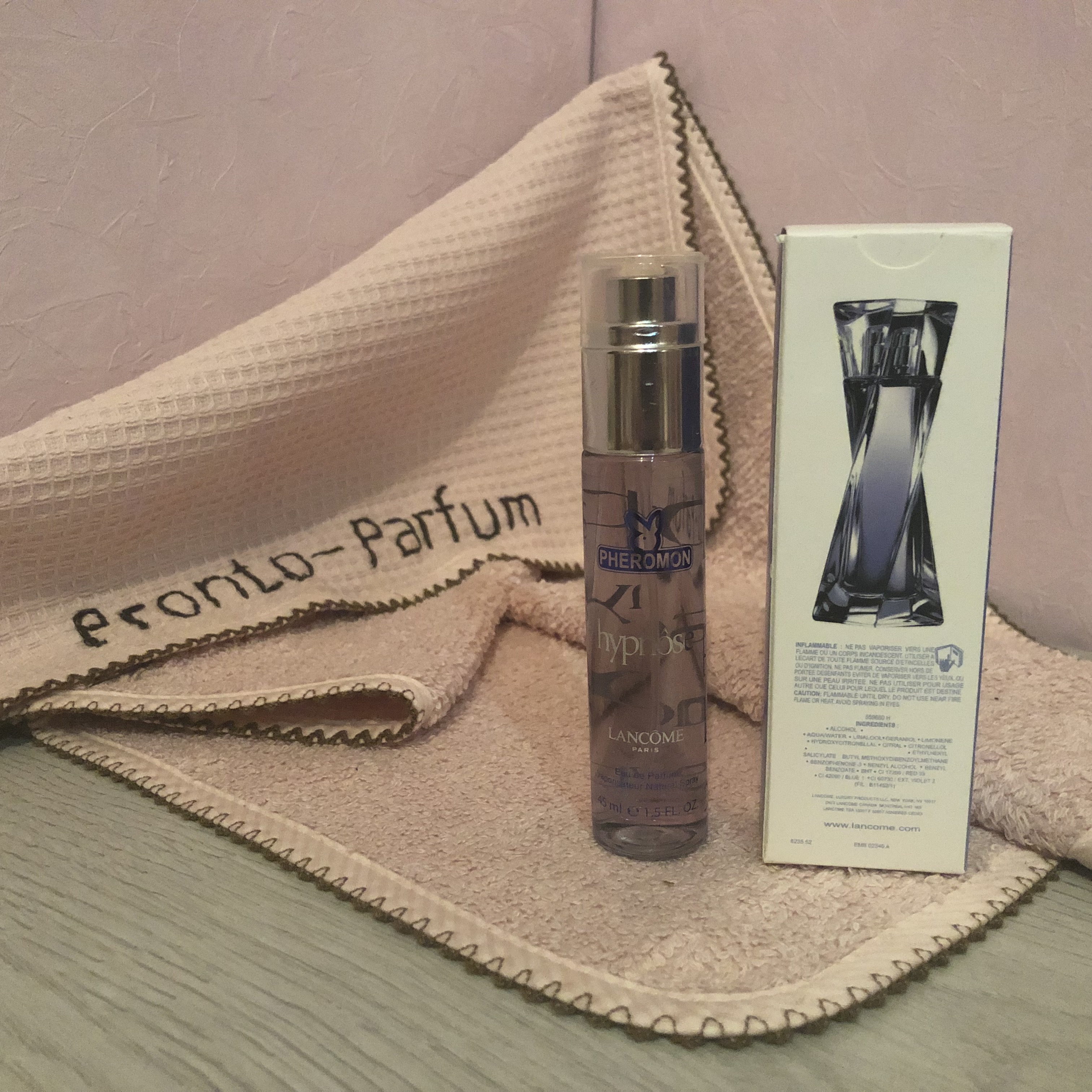 Начальные ноты: страстоцвет. Ноты сердца: гардения, жасмин. Базовые ноты: ваниль, ветивер. 