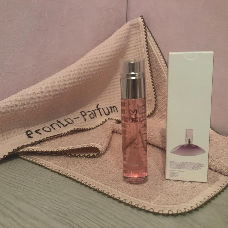 Начальные ноты: кумкват, гранат. Ноты сердца: лотос, розовый пион, орхидея. Базовые ноты: белая амбра, светлая древесина, мускус. Исполнение аромата: 