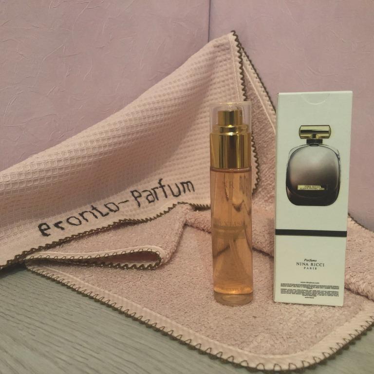 ачальные ноты: груша, персик, розовый перец. Ноты сердца: белые цветы, роза, малина, жасмин. Базовые ноты: ваниль, вирджинский кедр, сиамский бензоин, амбра, мускус, пачули, карамель.