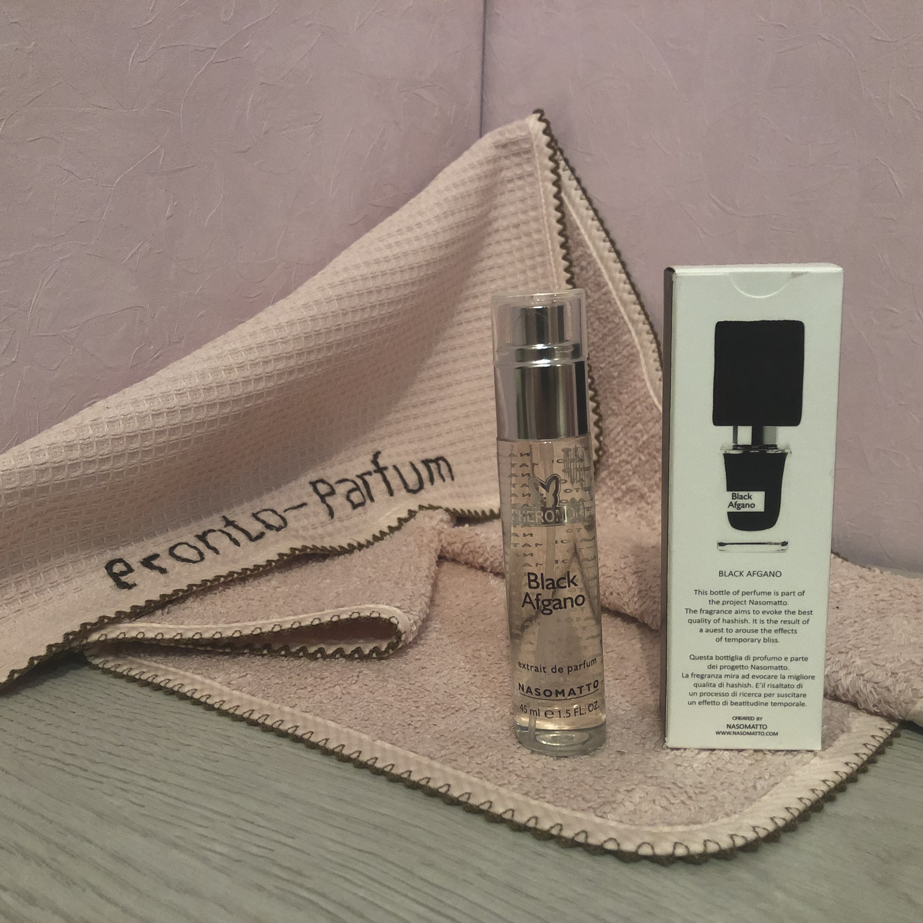 Начальные ноты: зелёные аккорды, конопля. Ноты сердца: древесные аккорды, Cмолы, табак, кофе. Базовые ноты: дерево уд, ладан.