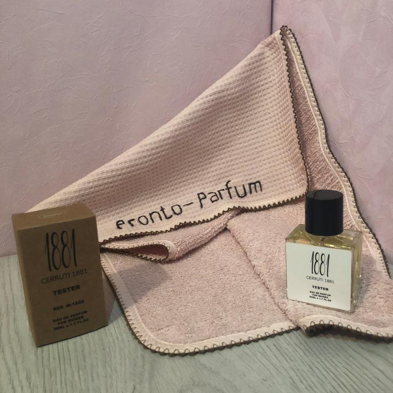 Начальные ноты: ирис, мимоза, белая фрезия, фиалка, ландыш, жасмин, роза, бергамот. Ноты сердца: тубероза, кориандр, ромашка, ирис, жасмин, гальбанум, апельсиновый цвет, розовое дерево, нарцисс, герань. Базовые ноты: белый кедр, амбра, сандал, ваниль, мускус. 