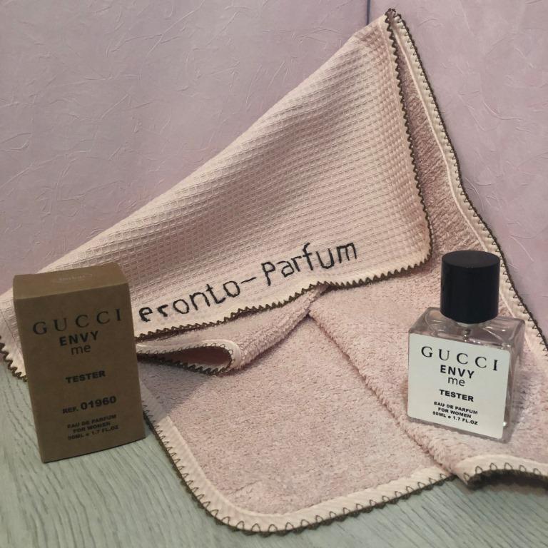 . Ноты сердца: роза, мускус, пион, гранат, белый чай, жасмин, личи. Базовые ноты: табак, сандал, тиковое дерево, мускус, бобы тонка. 