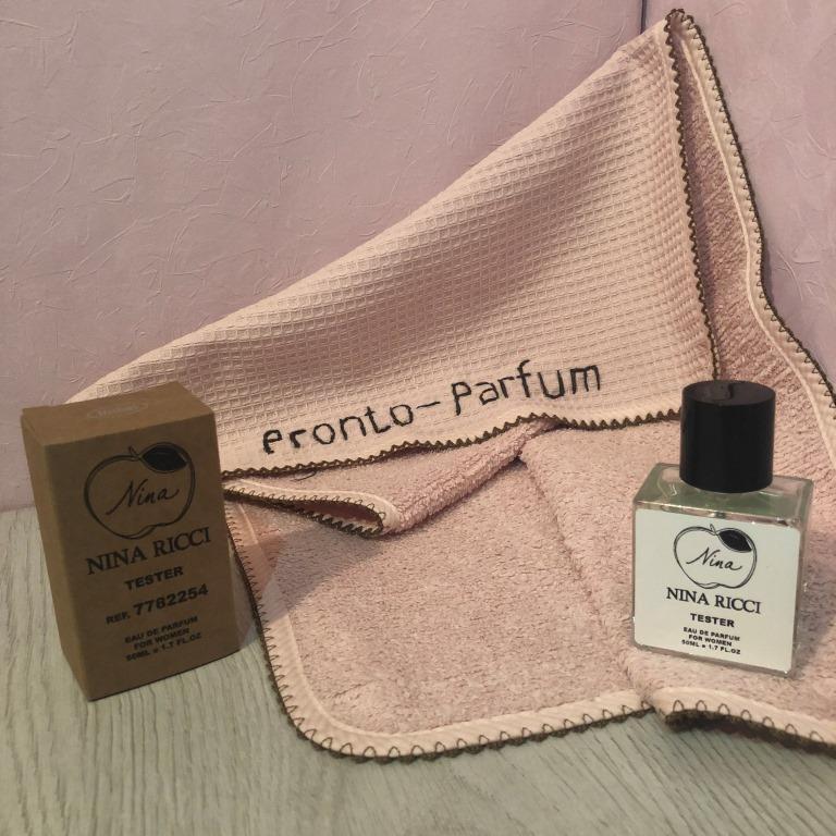  Ноты сердца: пион, яблоко «Гренни Смит», дурман, пралине. Базовые ноты: вирджинский кедр, мускус, яблоня. 