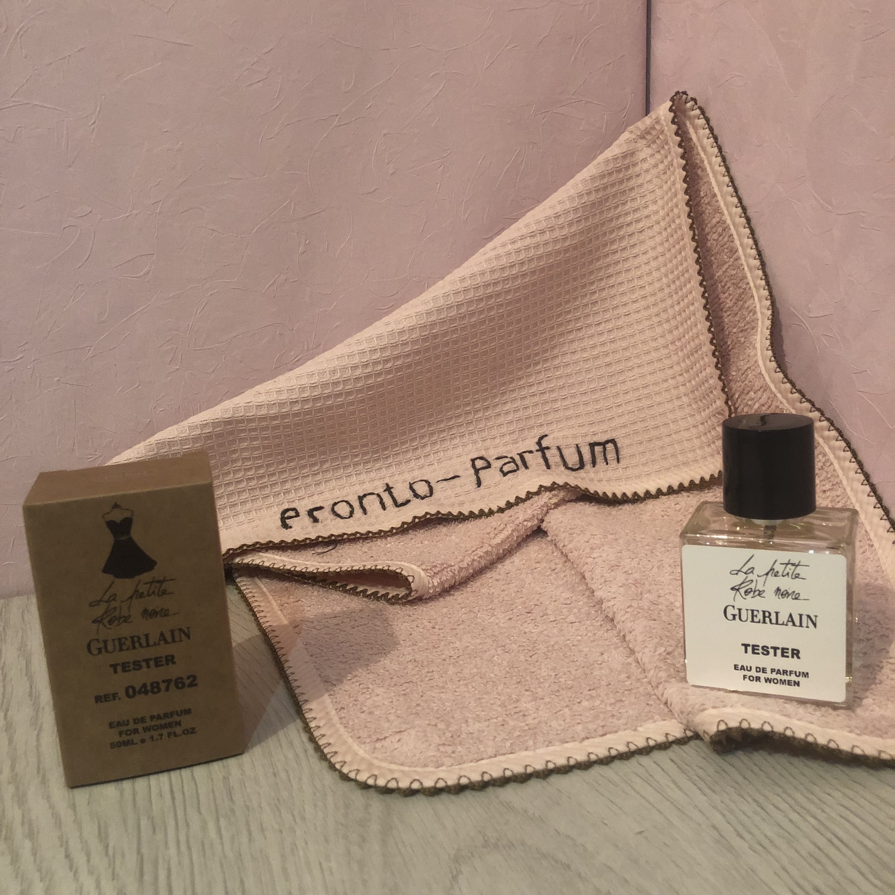 Начальные ноты: анис, миндаль, лимон. Ноты сердца: роза, лакричник, миндальное пирожное «macaron». Базовые ноты: пачули, мускус, чай, ваниль. 